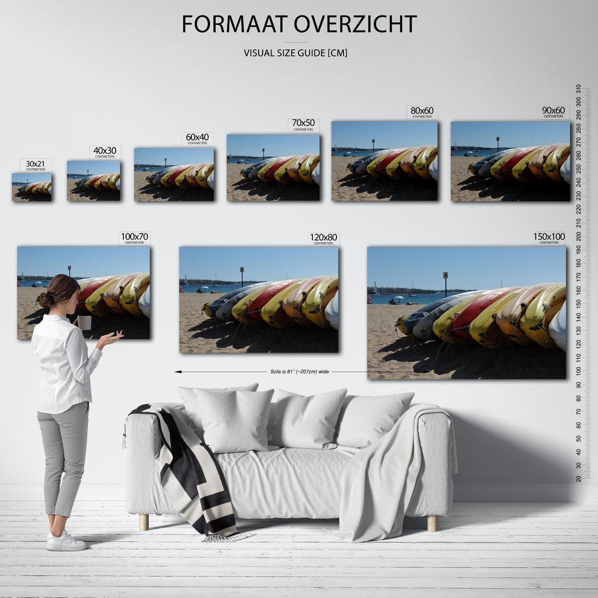 Kleurrijke kajaks op strand poster – sfeerbeeld – deze poster toont een rij kleurrijke kajaks op een zandstrand met een