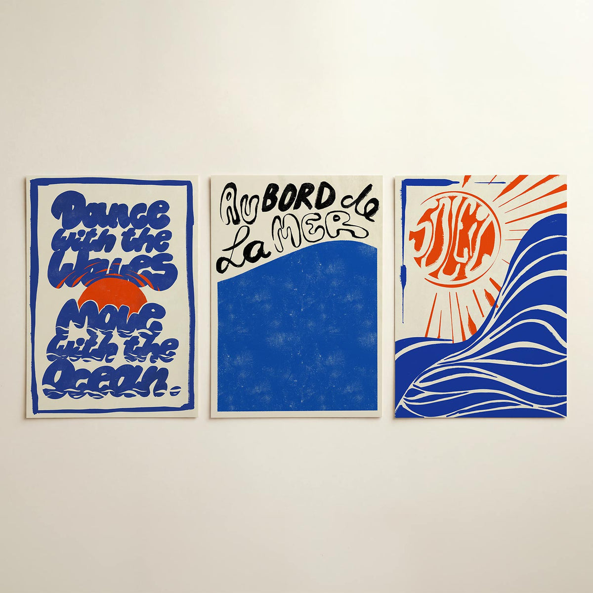 Golvend lijnenspel driedelige posterset in interieur