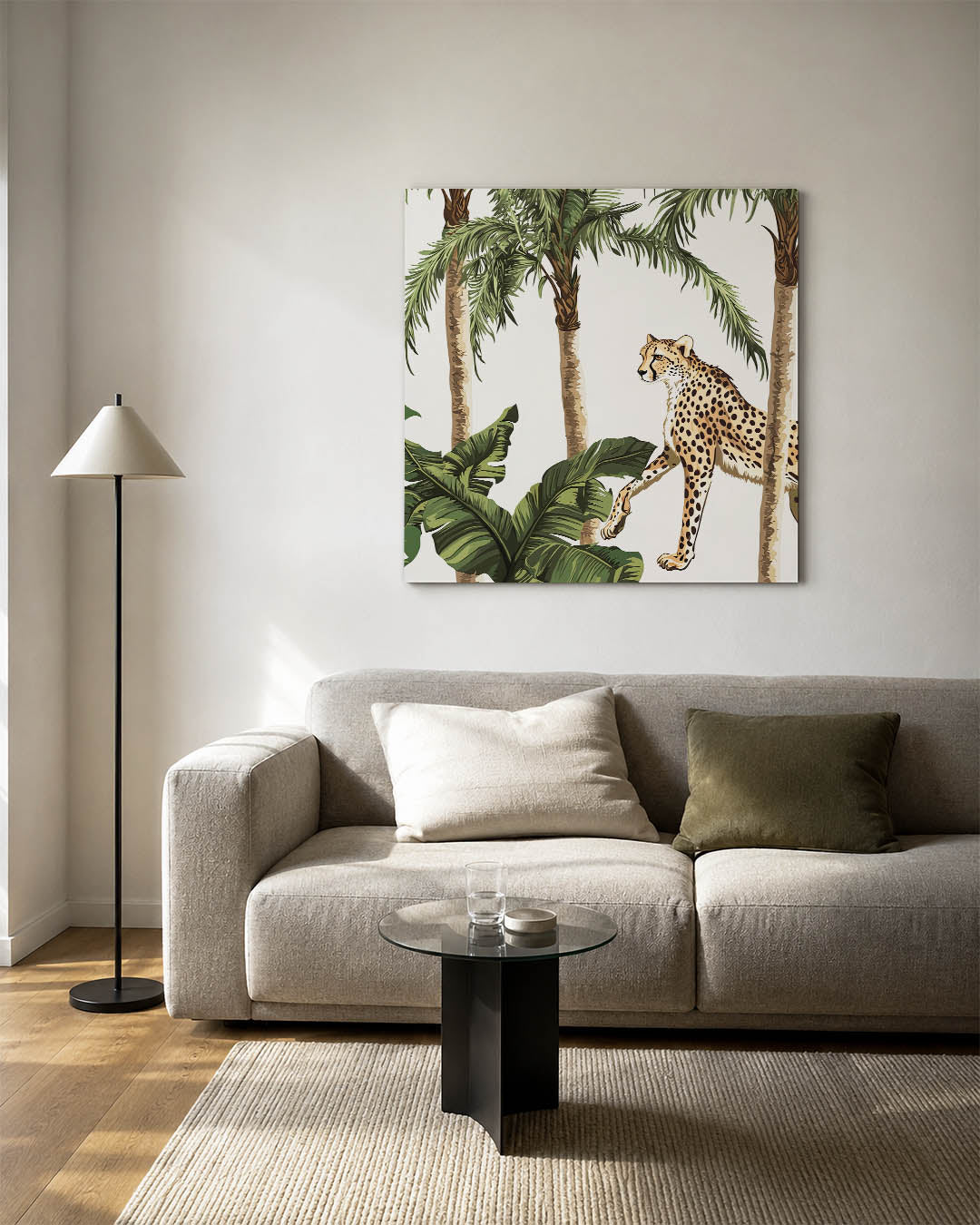 Tropische cheetah kunstwerk – detailweergave – dit werk toont een cheetah tussen weelderige palmbomen en groene bladeren. De