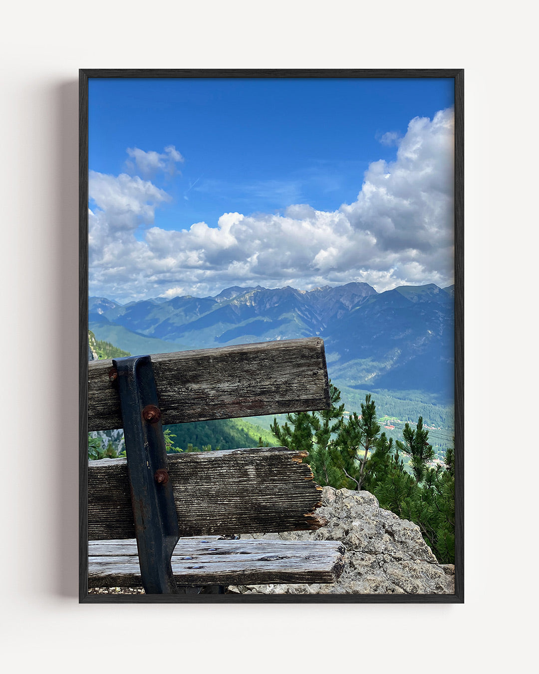 Berglandschap poster – portret wanddecoratie – deze poster toont een houten bankje met een adembenemend uitzicht op bergen