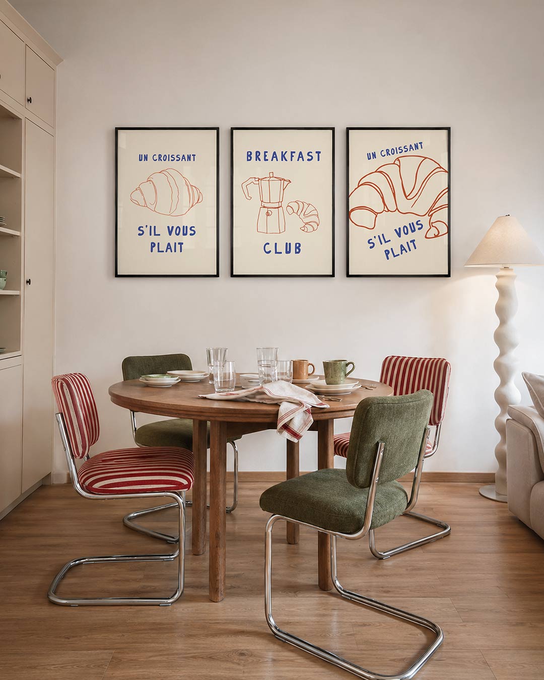 Eenvoudige lijntekening – een speelse lijntekening van een croissant in oranje, omlijst door blauwe