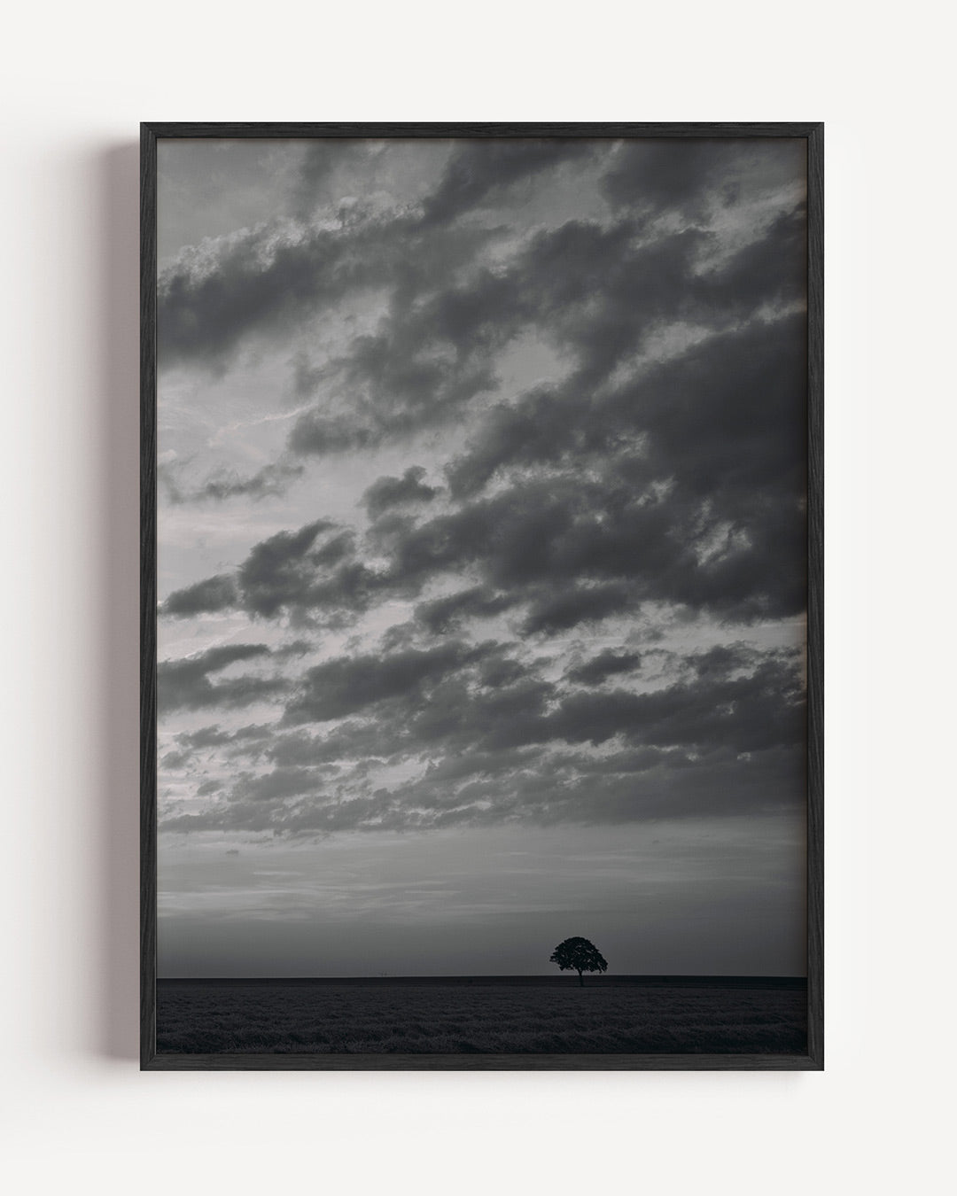 Eenzame boom landschap poster – portret wanddecoratie – deze poster toont een eenzame boom onder een dramatische lucht vol