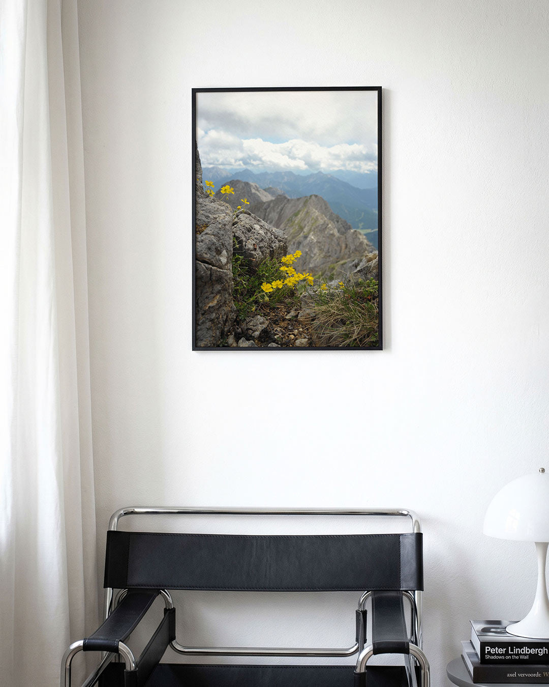 Berglandschap met bloemen poster – derde productweergave – deze poster toont een berglandschap met gele bloemen op de