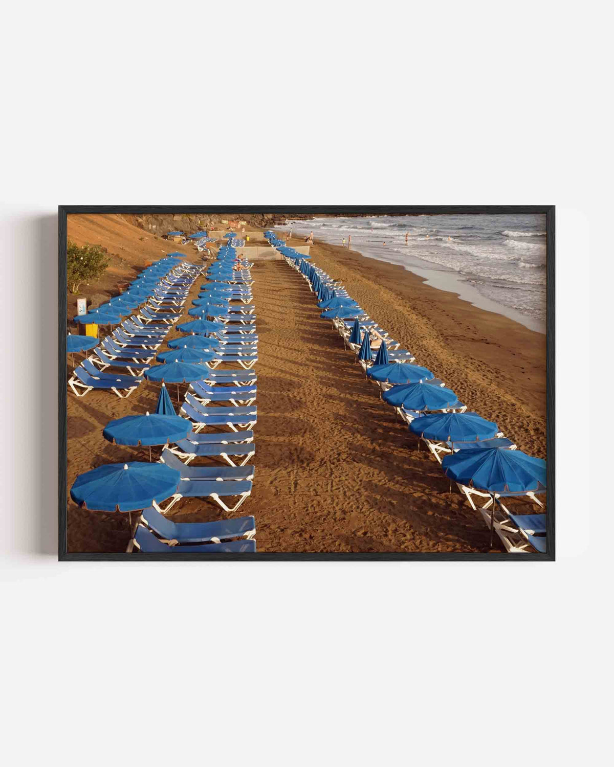 Strandstoelen en parasols – moderne landscape poster als wanddecoratie