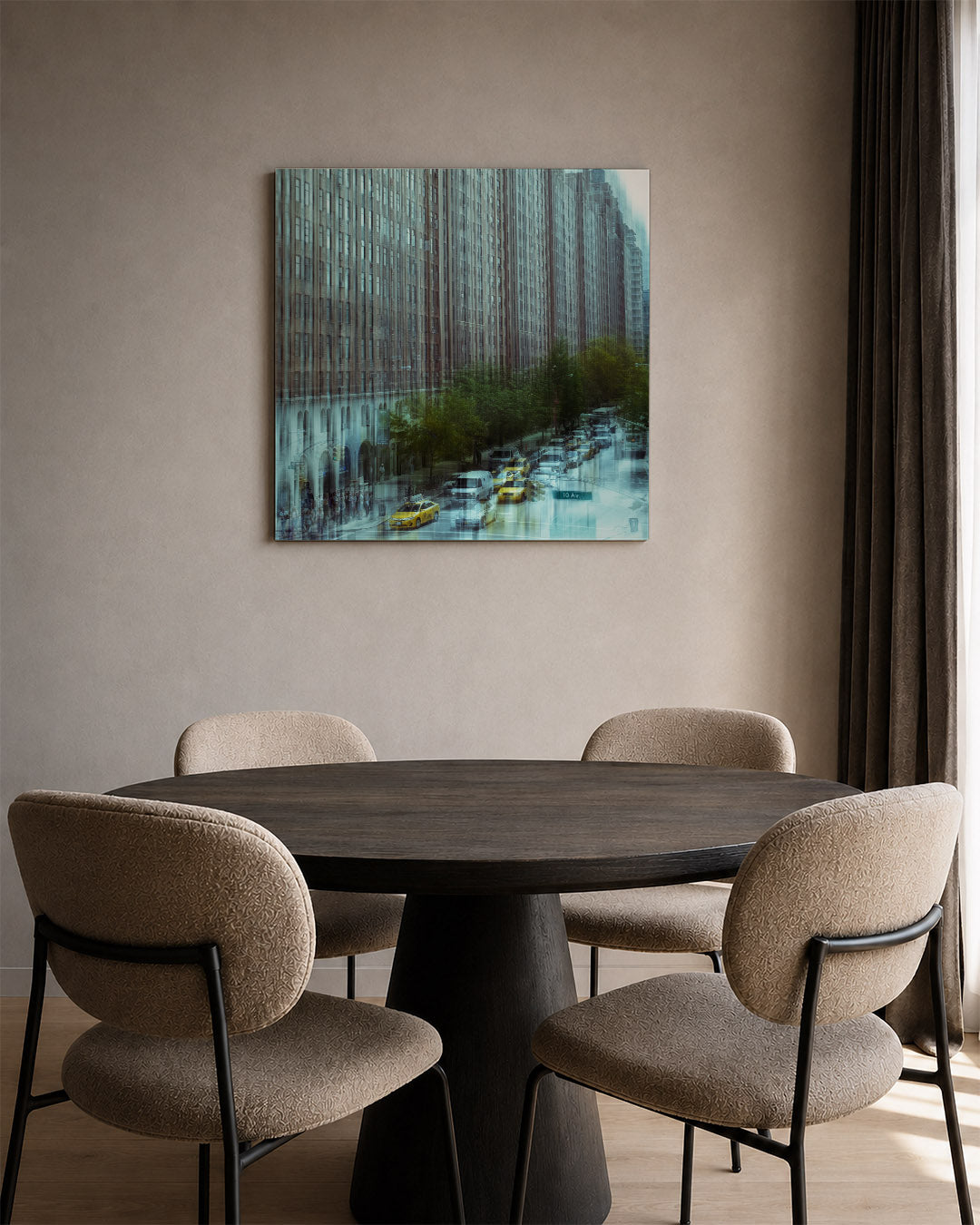 Stedelijke reflecties kunstwerk – tweede productweergave – deze kunstwerk toont een drukke stadsscène met hoge gebouwen en