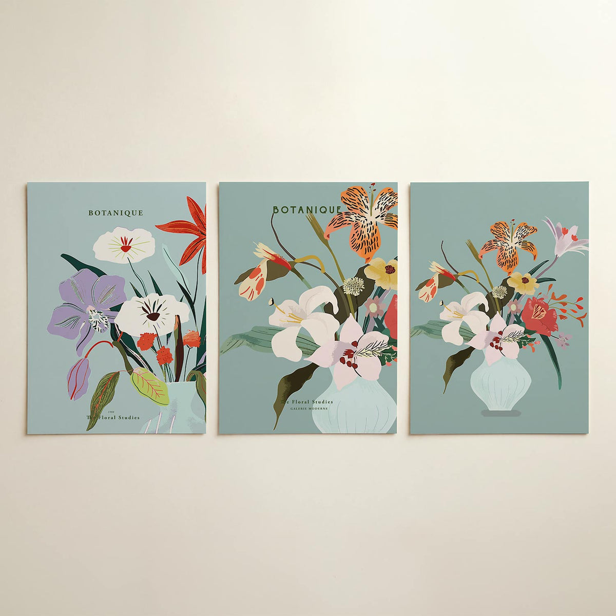Bloemrijke compositie driedelige posterset in interieur