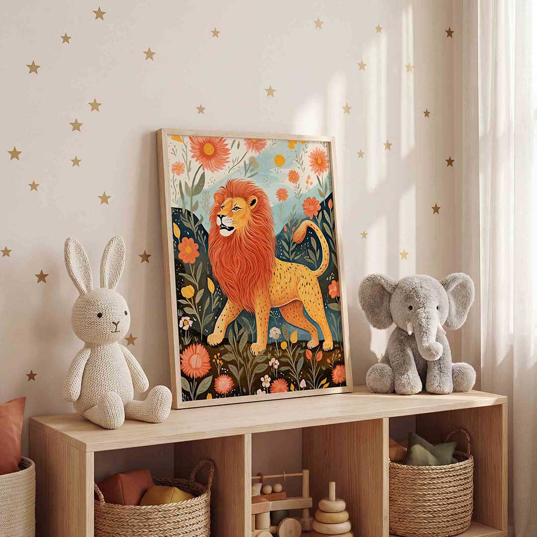 Leeuw tussen bloemen – staande kinderkamer wanddecoratie van WallArtistic