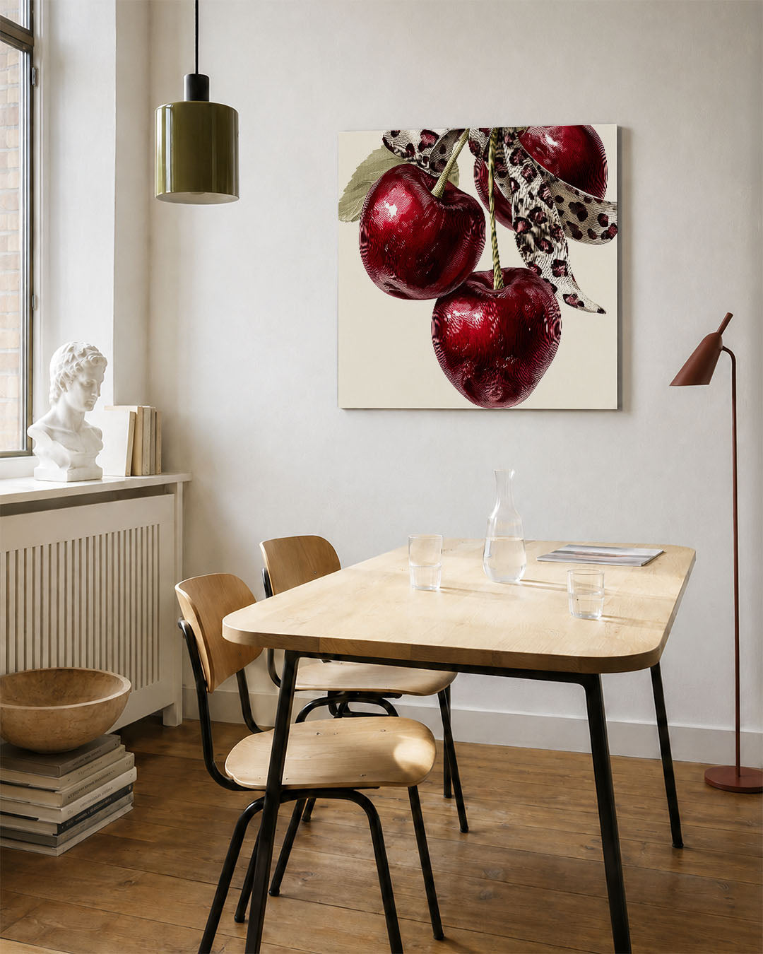Kersen met lint kunstwerk – vierkante wanddecoratie – dit werk toont drie glanzende rode kersen met een gevlekt lint. De