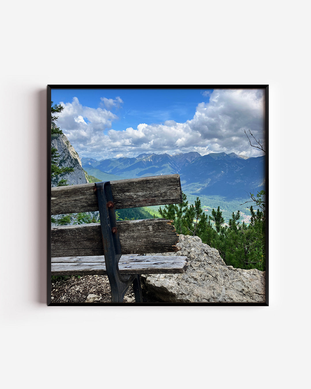 Landschap met bank poster – vierkante wanddecoratie – een verweerde houten bank staat op de voorgrond met een uitzicht op