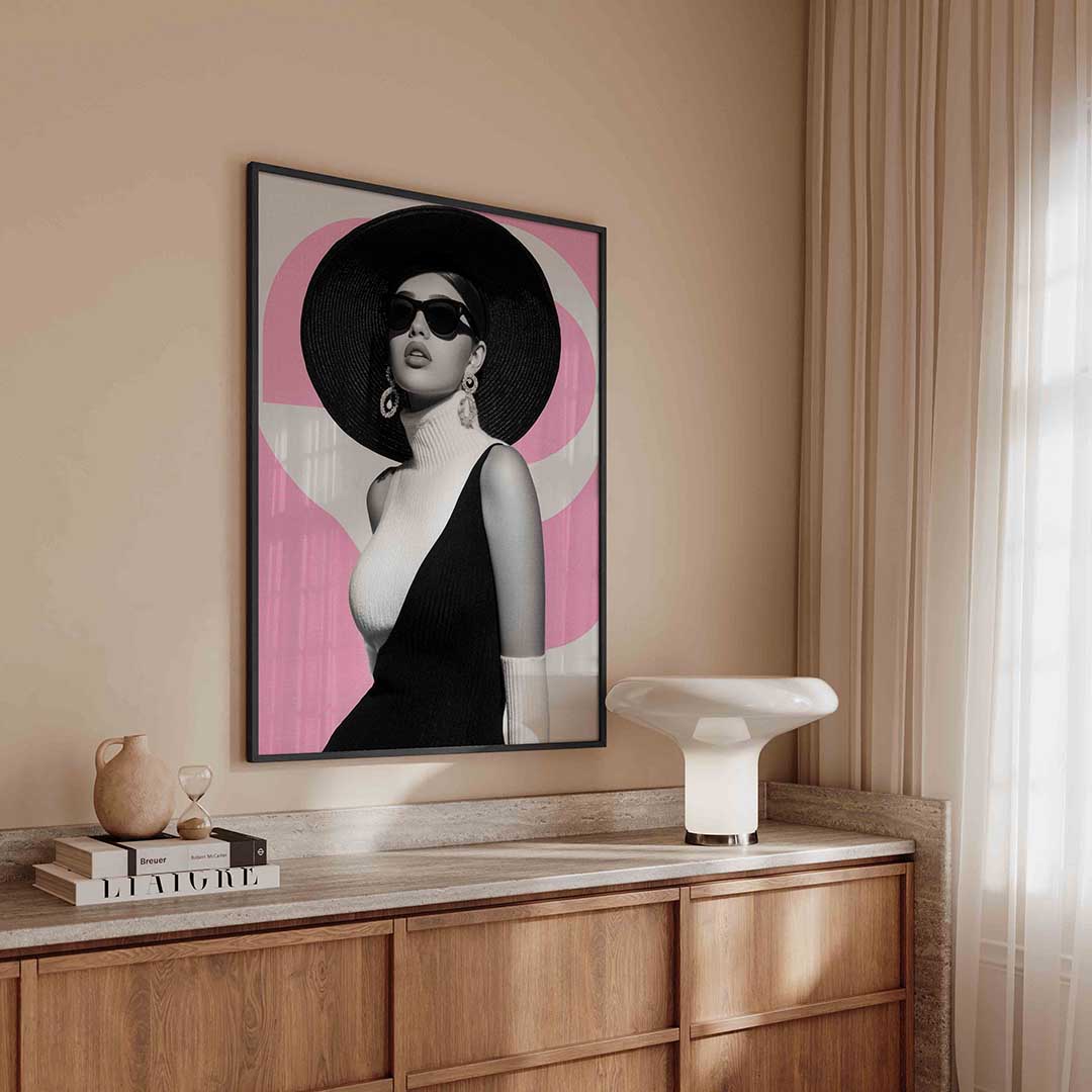 Vrouw met hoed – kleurrijke Pop Art poster in staand formaat