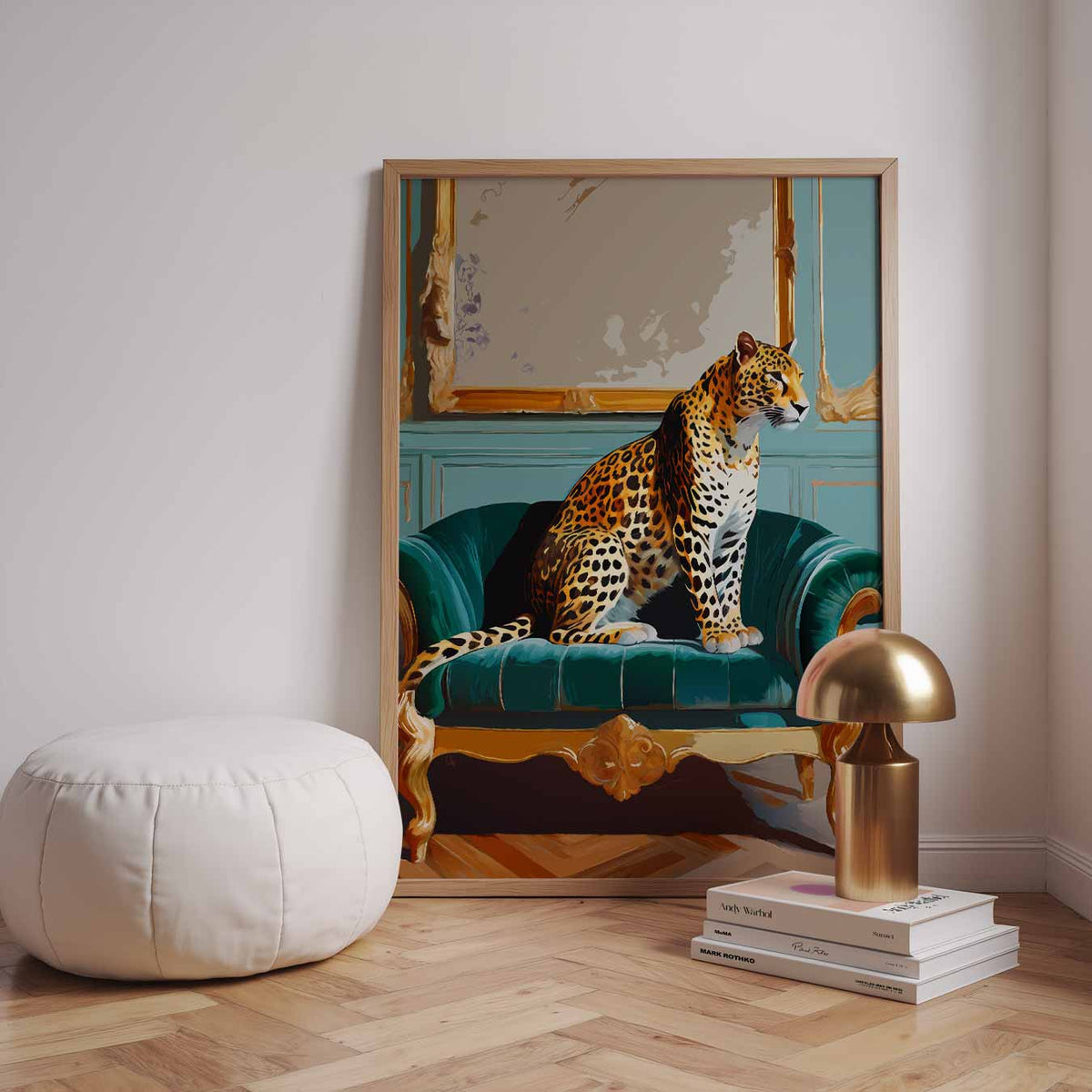 Elegante Luipaard op Luxe Sofa – dieren poster in staand formaat