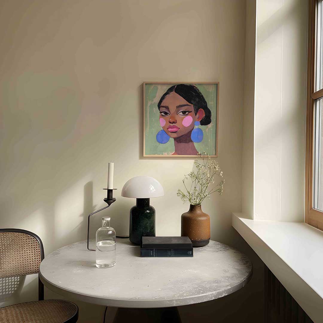 Vrouw met blauwe oorbellen – moderne wandkunst als vierkante poster