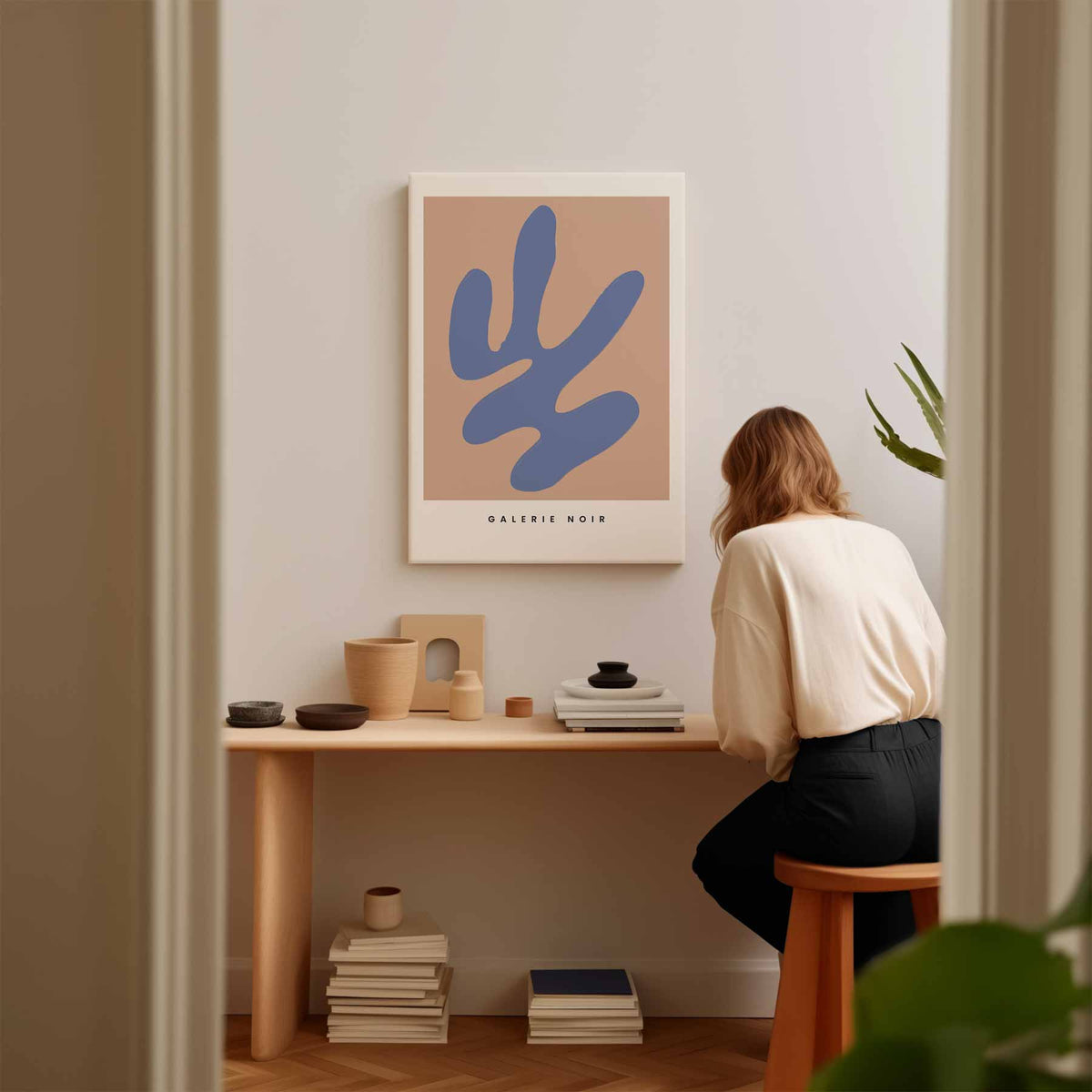 Blauwe Abstractie op Nude – staand kunstwerk voor modern interieur