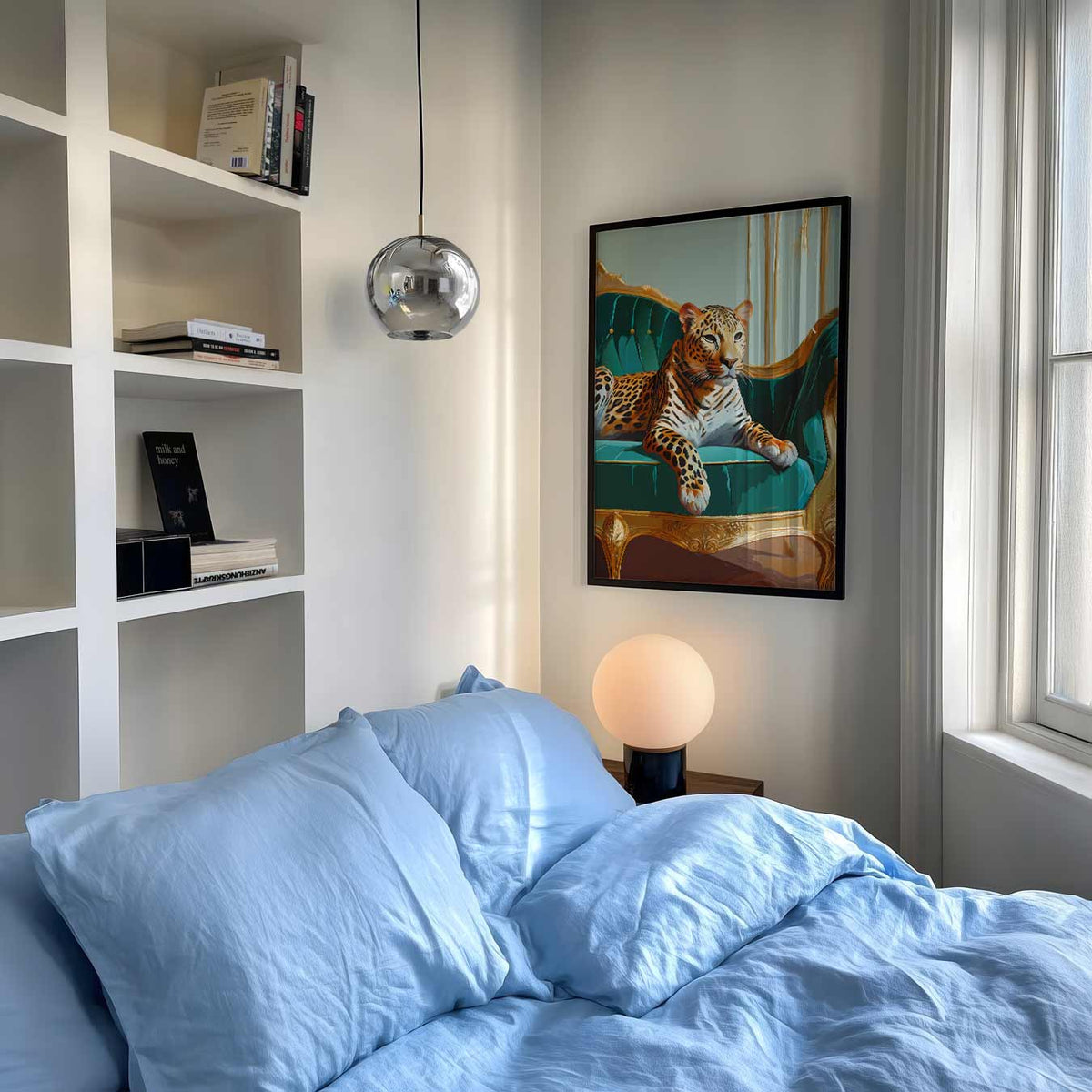 Luipaard op Luxueuze Bank – staande muurposter met dierenthema
