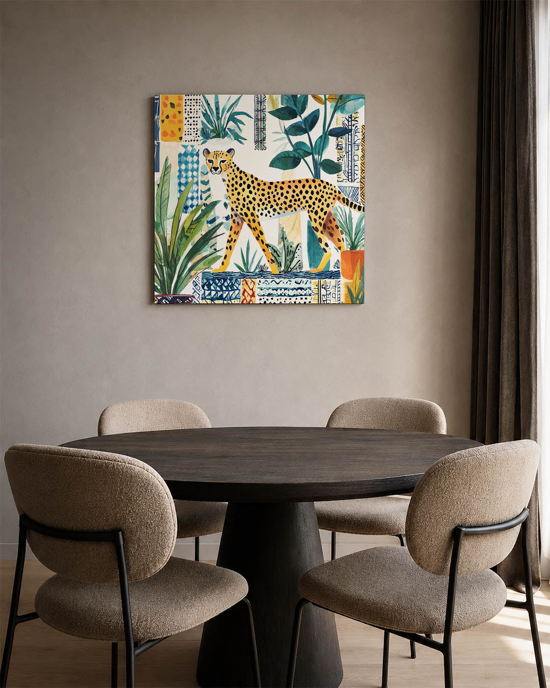 Dierlijke patronen kunstwerk – derde productweergave – dit werk toont een elegante cheetah omringd door weelderige planten en