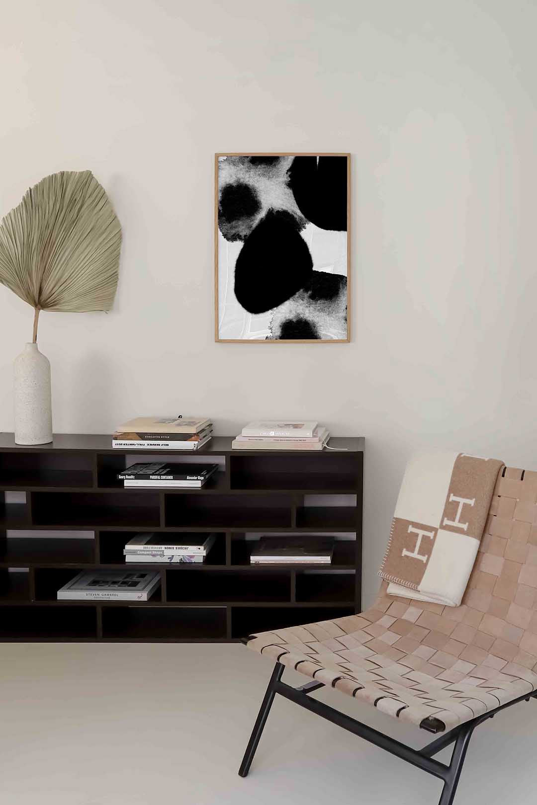 Abstracte zwarte vlekken – zachte abstracte poster in staand formaat
