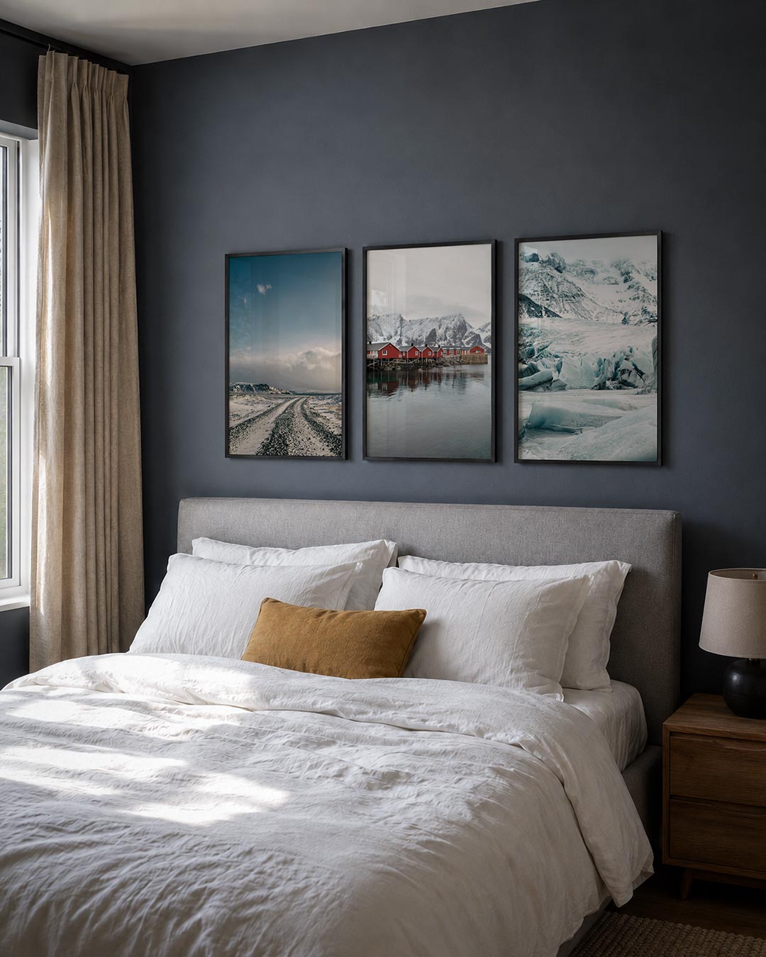Landschap en lijnen posterset – derde productweergave – een kronkelende weg leidt door een besneeuwd landschap onder een