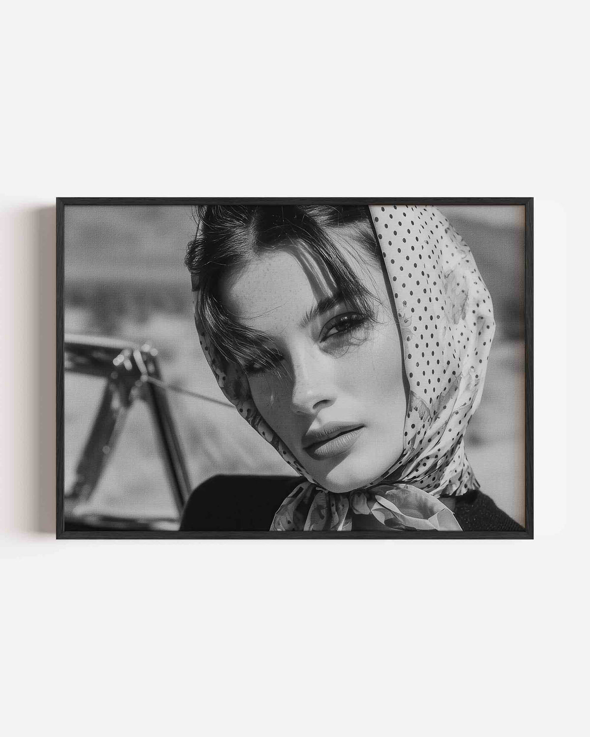 Vrouw met hoofddoek – vrouwelijk portret als landscape poster