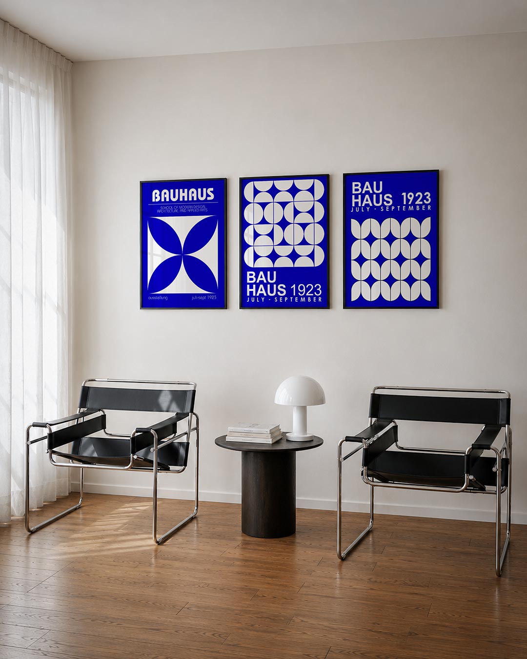 Kleur en vormen driedelige posterset – deze posterset in drie delen toont een levendig spel van blauwe en witte kleurvlakken.