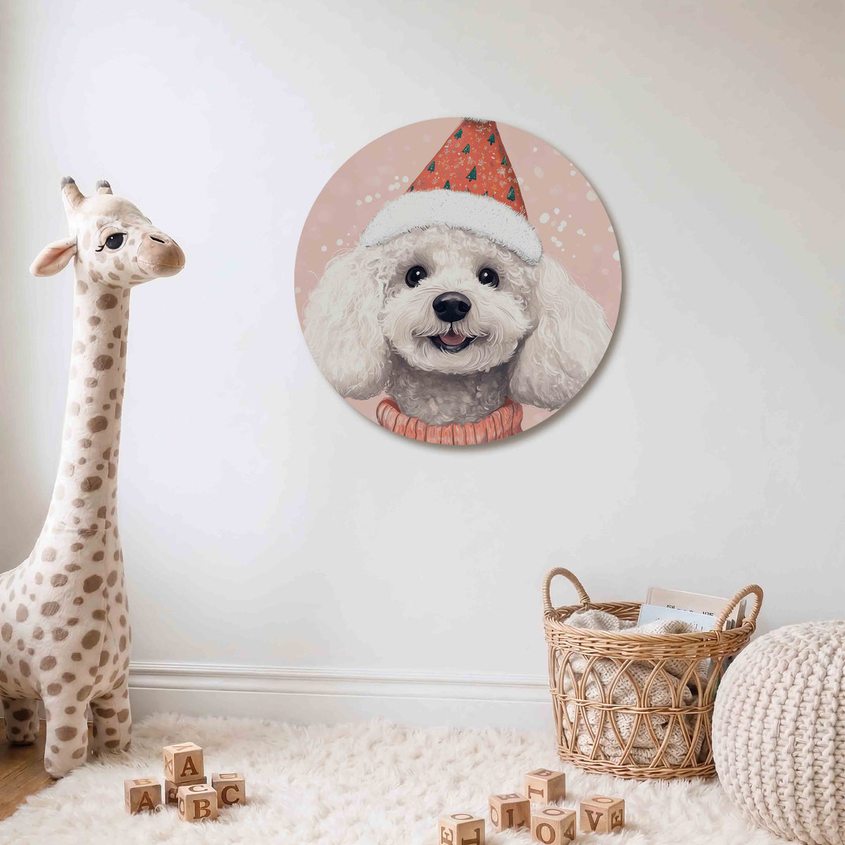 Hond met kerstmuts Muurcirkel – Een witte hond draagt een rode kerstmuts met groene boompjes op een roze achtergrond.
