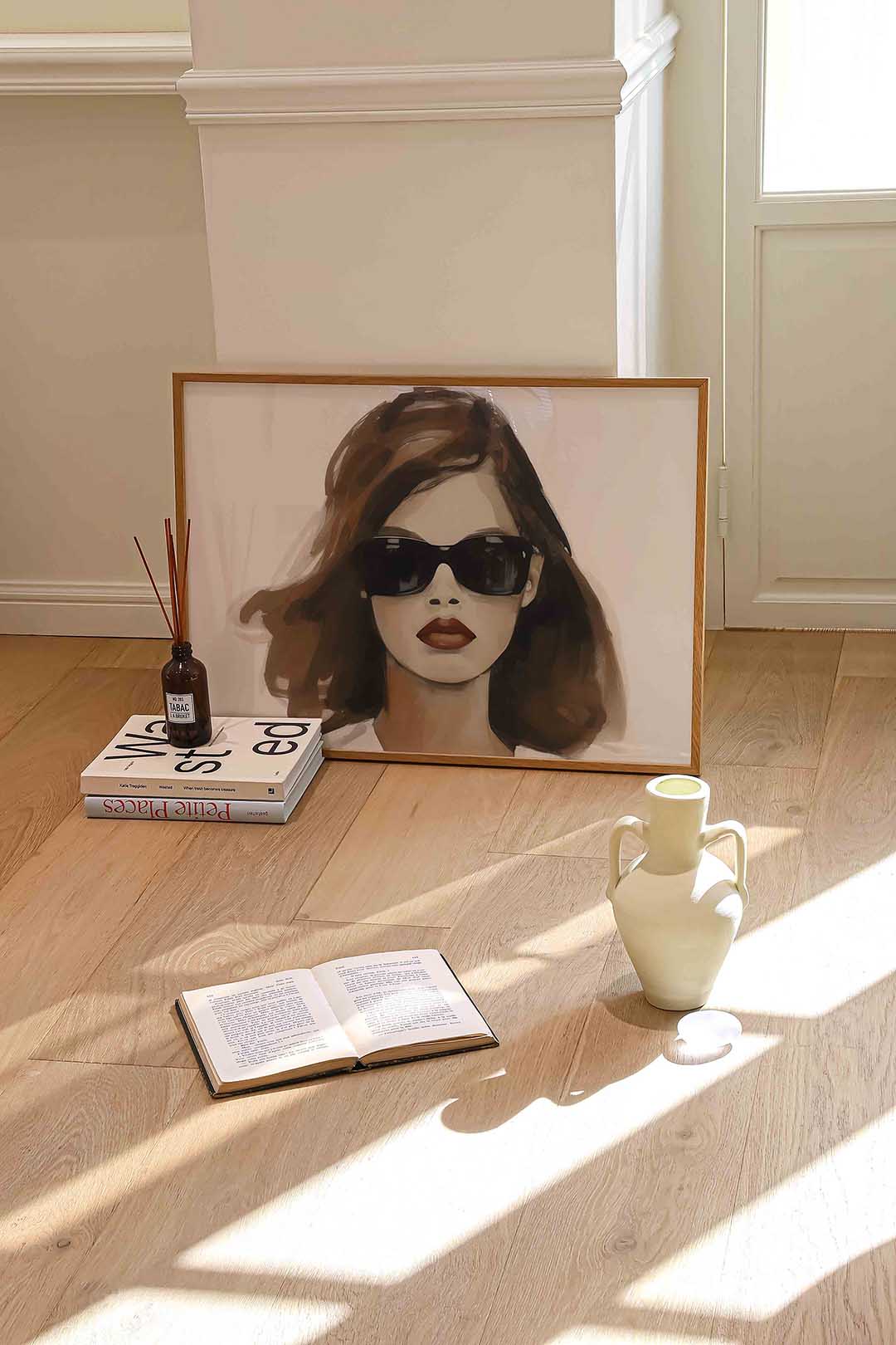 Vrouw met zonnebril – liggende portret wanddecoratie van WallArtistic