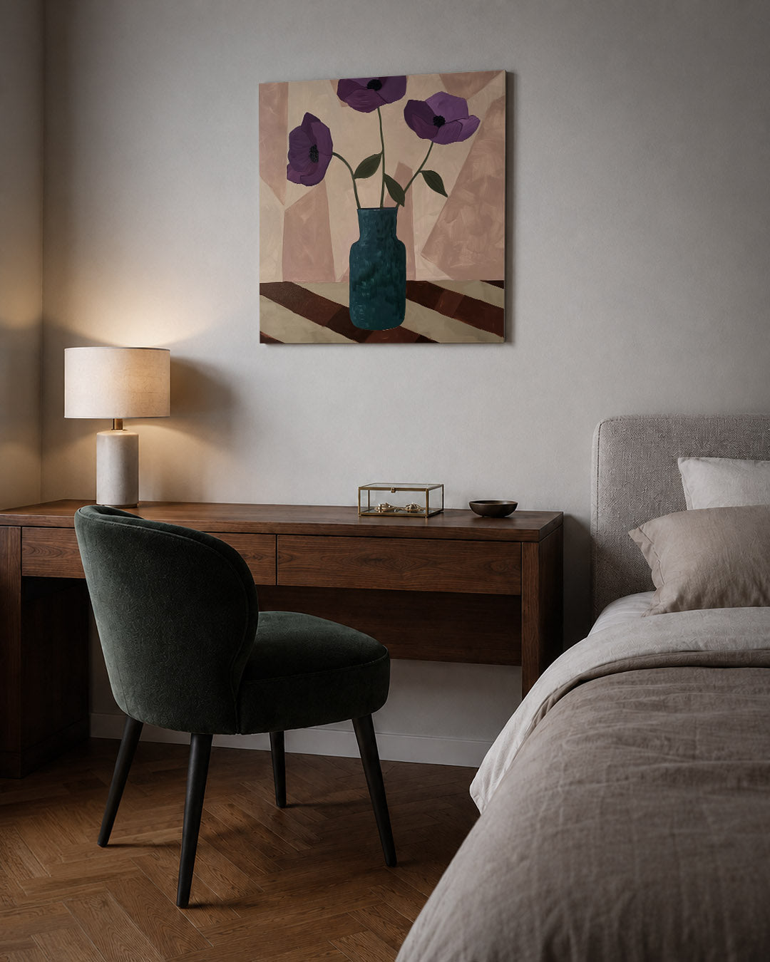 Bloemen in vaas kunstwerk – sfeerbeeld – dit werk toont een vaas met paarse bloemen tegen een beige achtergrond. De