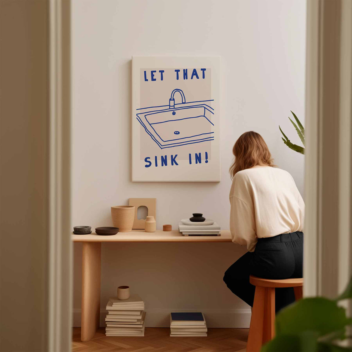 Humoristische Goochelende Gootsteen Print – kunstwerk met zwarte baklijst