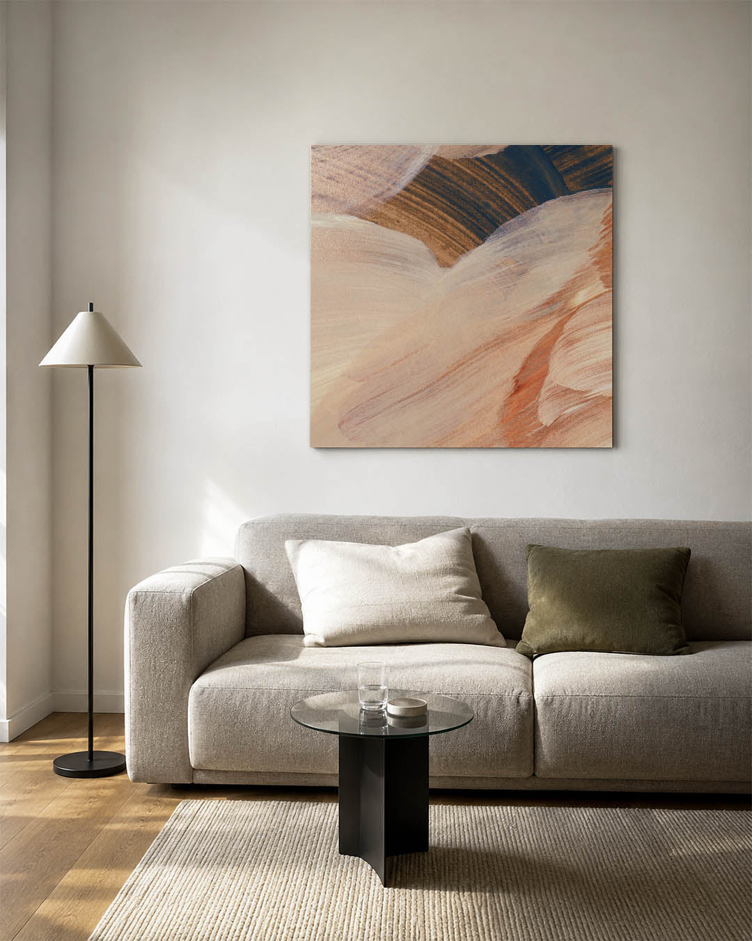 Organische penseelstreken kunstwerk – detailweergave – dit werk toont vloeiende penseelstreken in beige en bruin, met