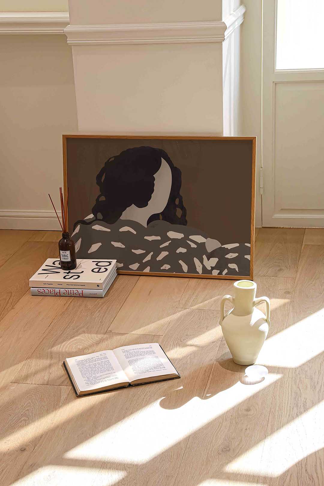 Vrouw met donkere krullen – liggende portret wanddecoratie van WallArtistic