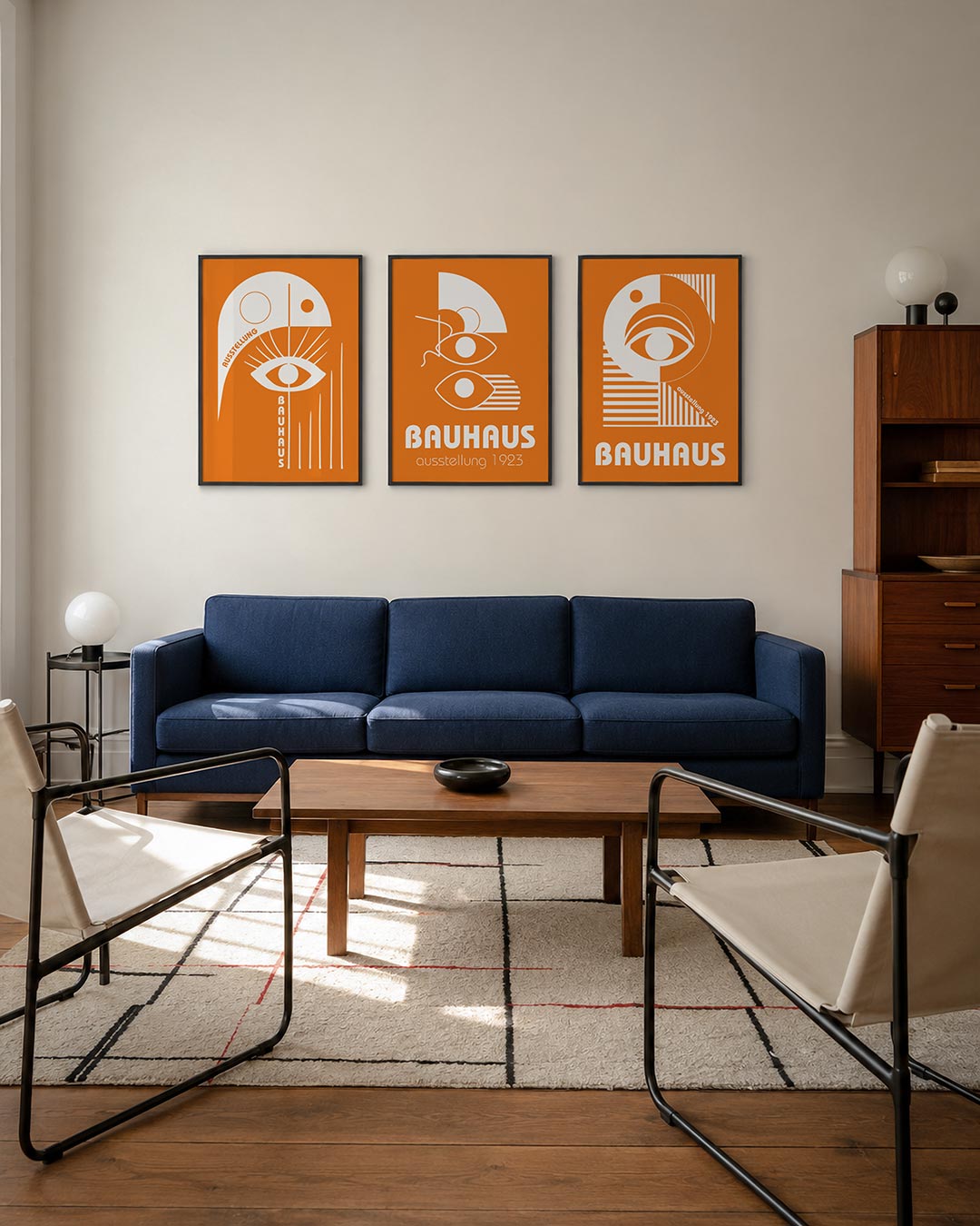 Oog en lijnen driedelige posterset – een oranje achtergrond met een wit oog centraal. Rechte en gebogen lijnen stralen uit