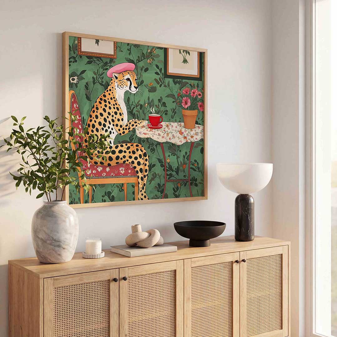 Cheetah met hoed en koffie – tropische poster in vierkant formaat