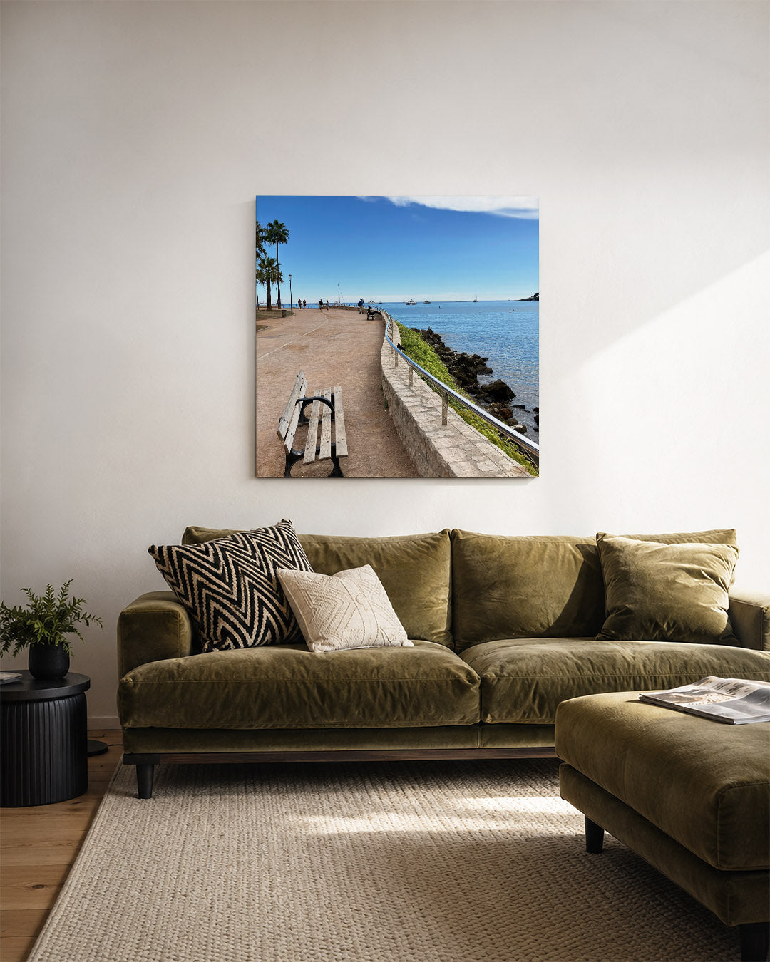 Zomerse kustwandeling kunstwerk – derde productweergave – een zonnige promenade langs de kust met een helderblauwe lucht en