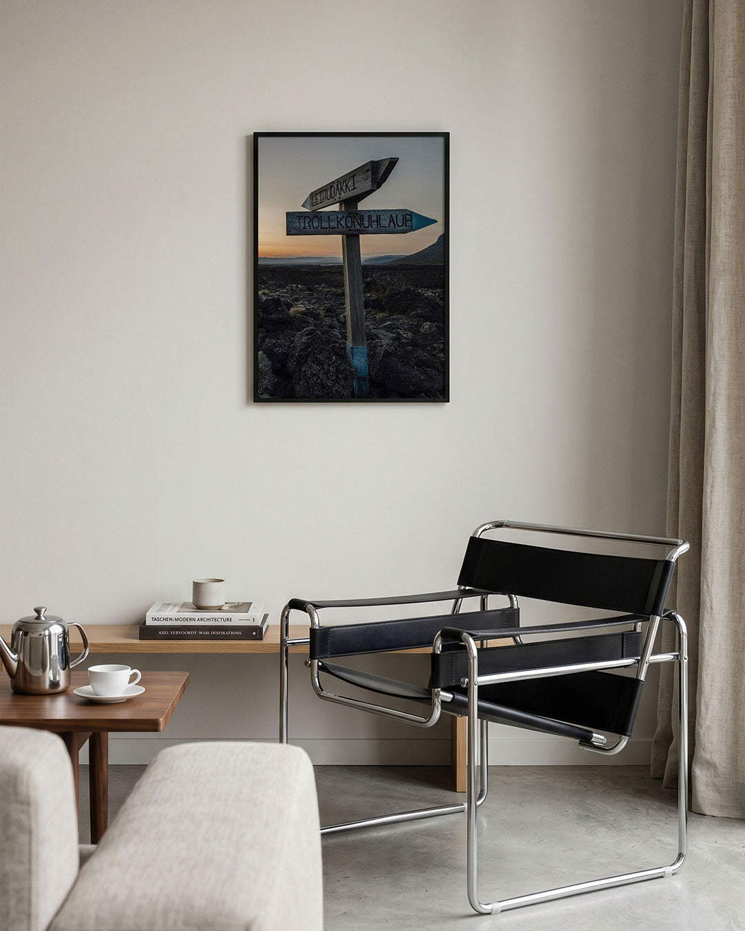 Wegwijzer in landschap poster – tweede productweergave – een houten wegwijzer staat in een ruig landschap met een kleurrijke