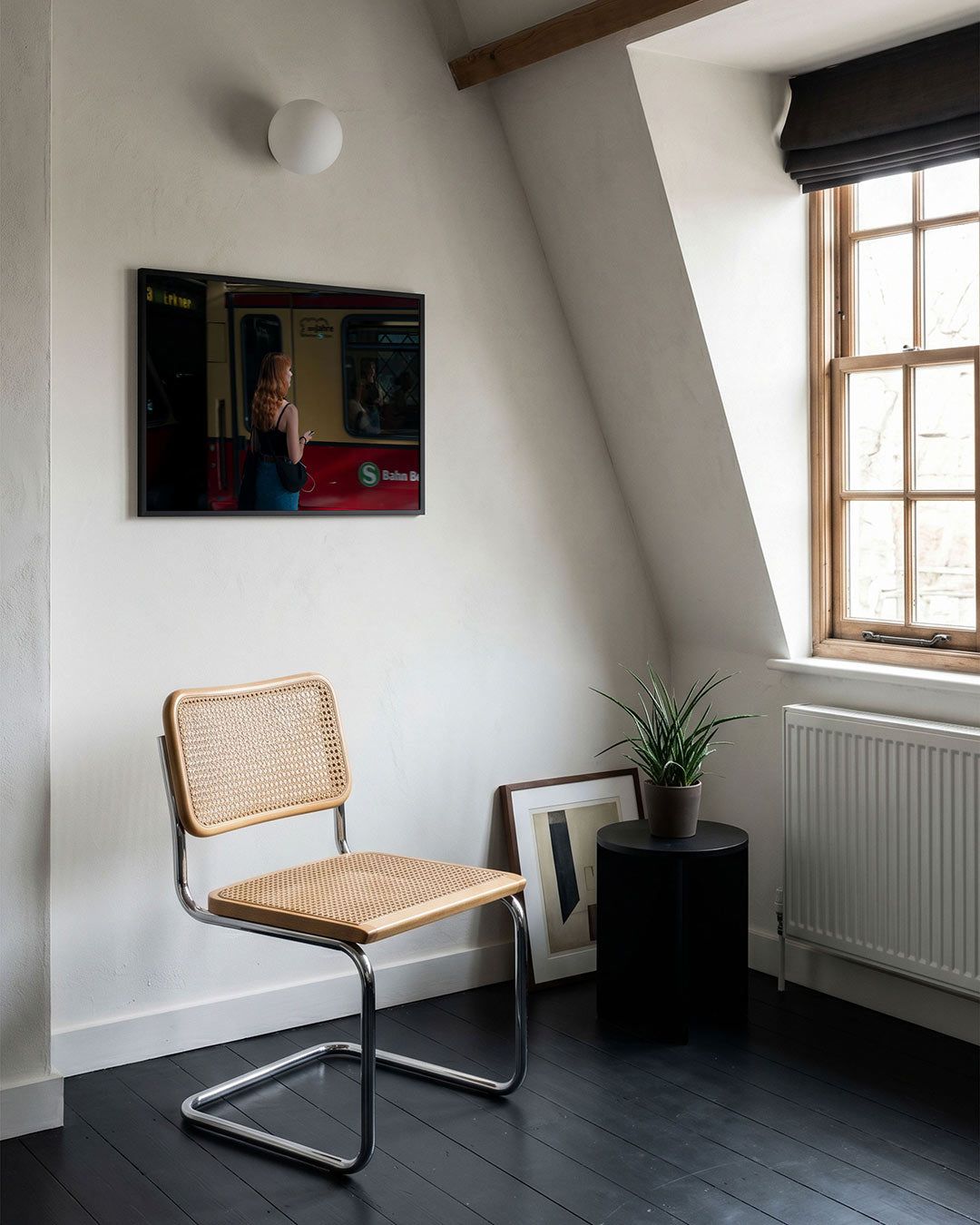 Stadsleven moment poster – tweede productweergave – een vrouw staat op een perron naast een trein. De kleuren zijn gedempt