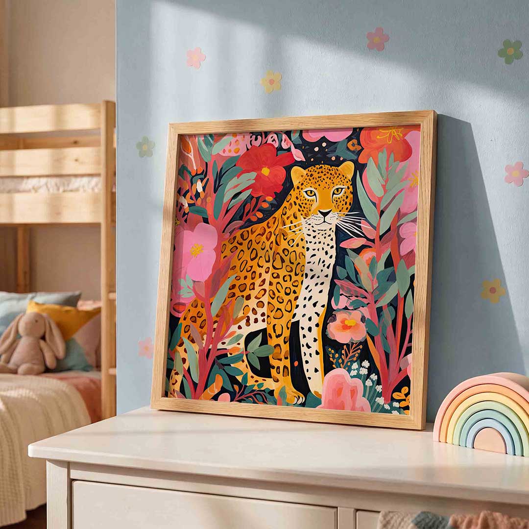 Luipaard tussen bloemen – speelse wandkunst als vierkante kinderposter