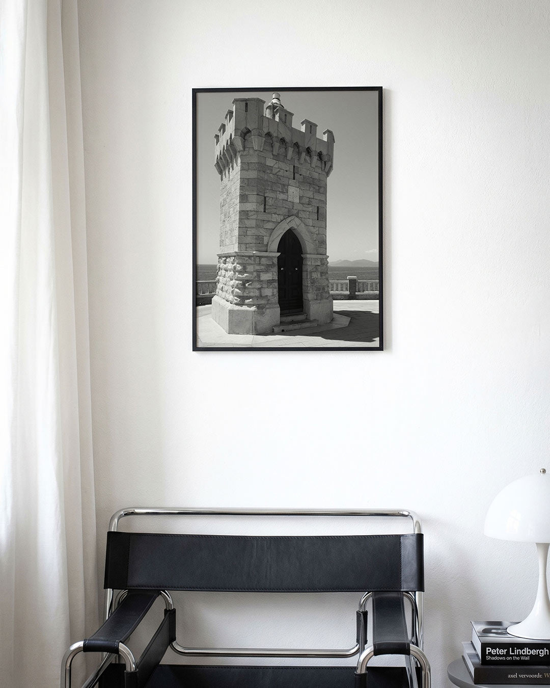 Toren poster – derde productweergave – deze poster toont een stenen toren met een deur, omringd door een zee en bergen. De