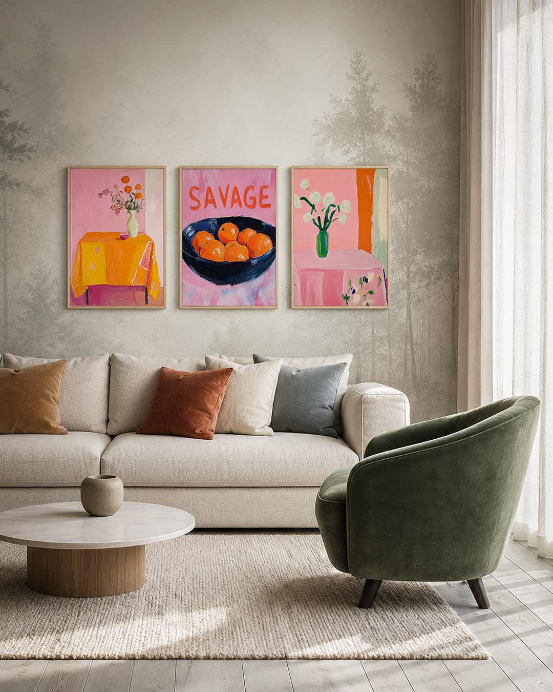Kleurrijke bloemtafel driedelige posterset – een levendige compositie met een roze achtergrond, een