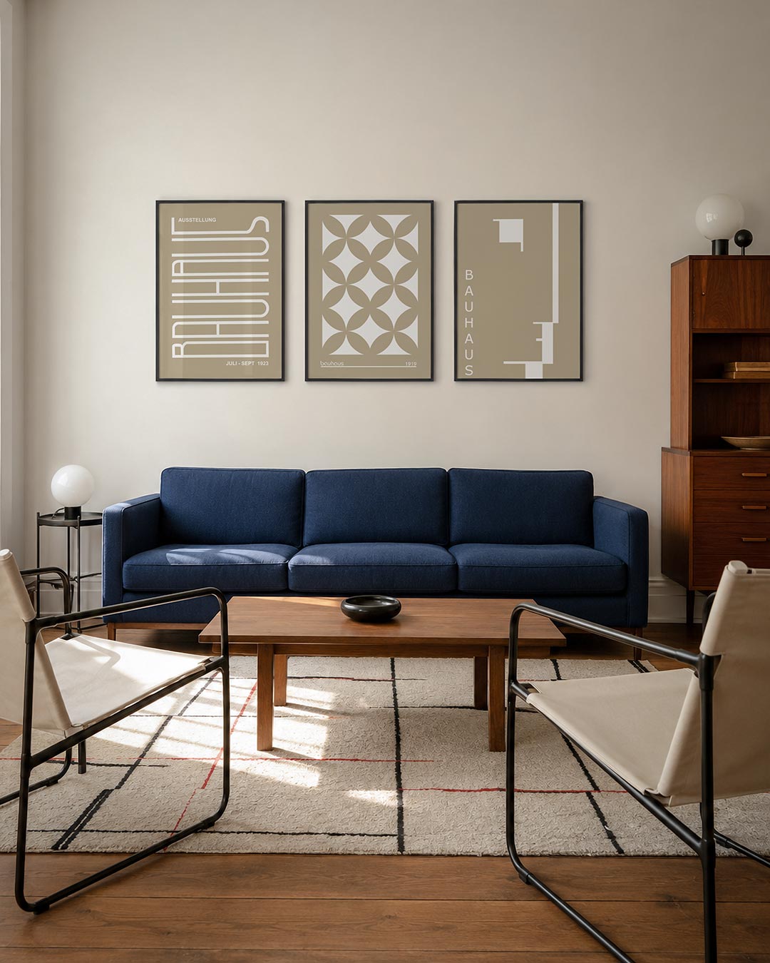 Lijnen en vormen driedelige posterset – deze posterset in drie delen toont een spel van witte lijnen op een beige