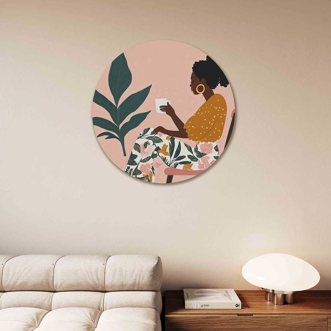 Vrouw met kopje en plant – moderne abstracte muurcirkel voor aan de muur