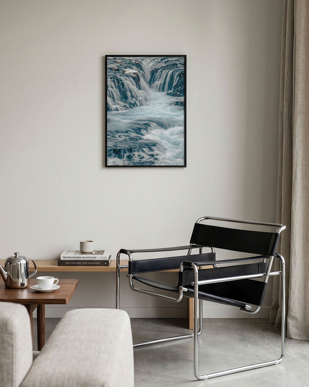 Dynamische waterval poster – tweede productweergave – deze poster toont een krachtige waterval met stromend water over