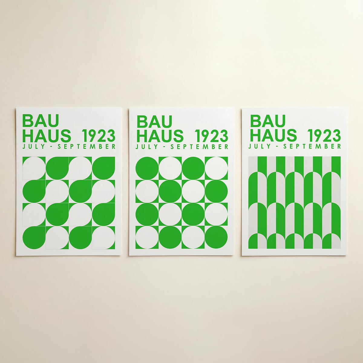 Groene vormenritme driedelige posterset in interieur