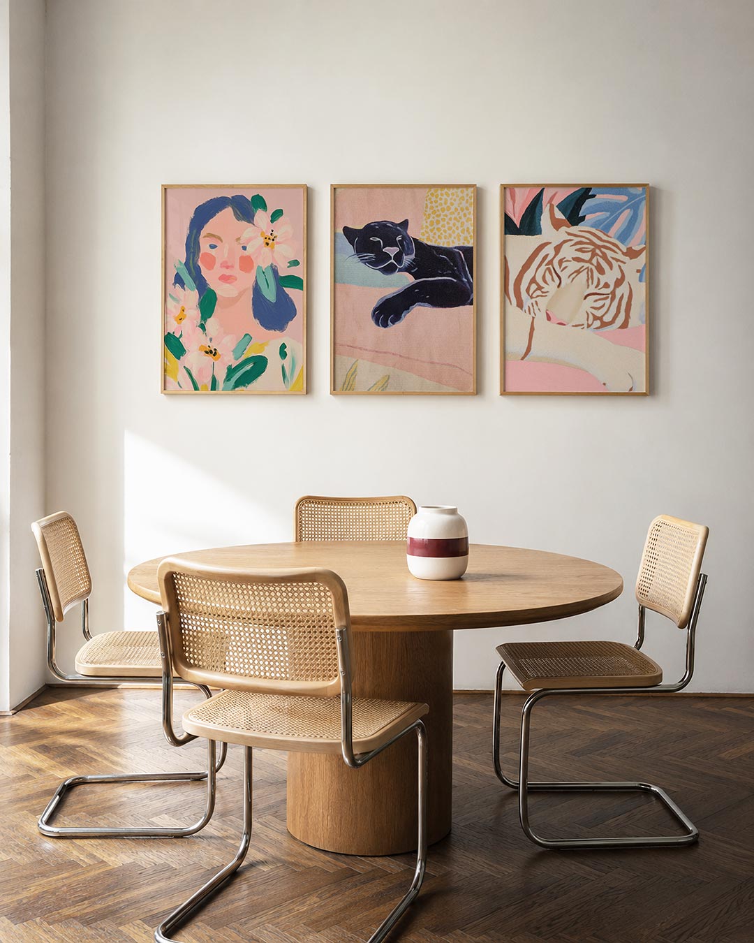 Bloemrijke portretkleuren driedelige posterset in interieur