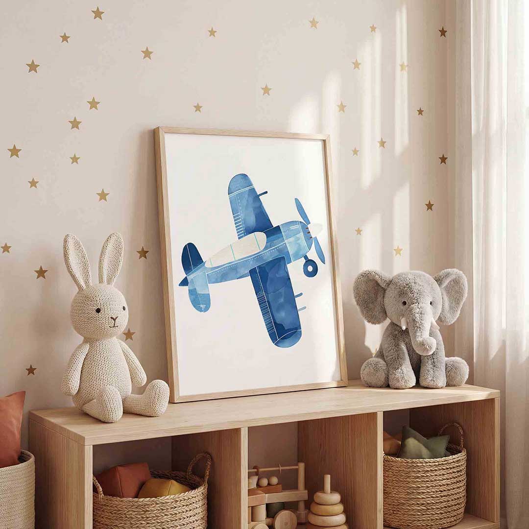 Vliegtuig in blauw – staande kinderkamer wanddecoratie van WallArtistic