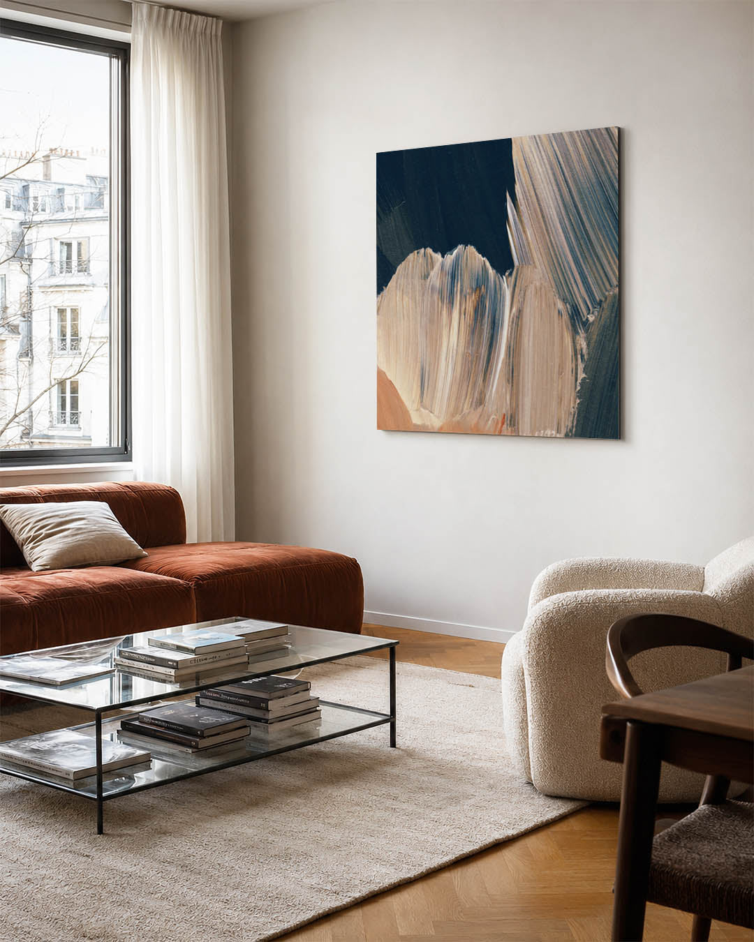 Abstracte kunstwerk – vierkante wanddecoratie – dit kunstwerk toont vloeiende penseelstreken in blauw en beige, met subtiele