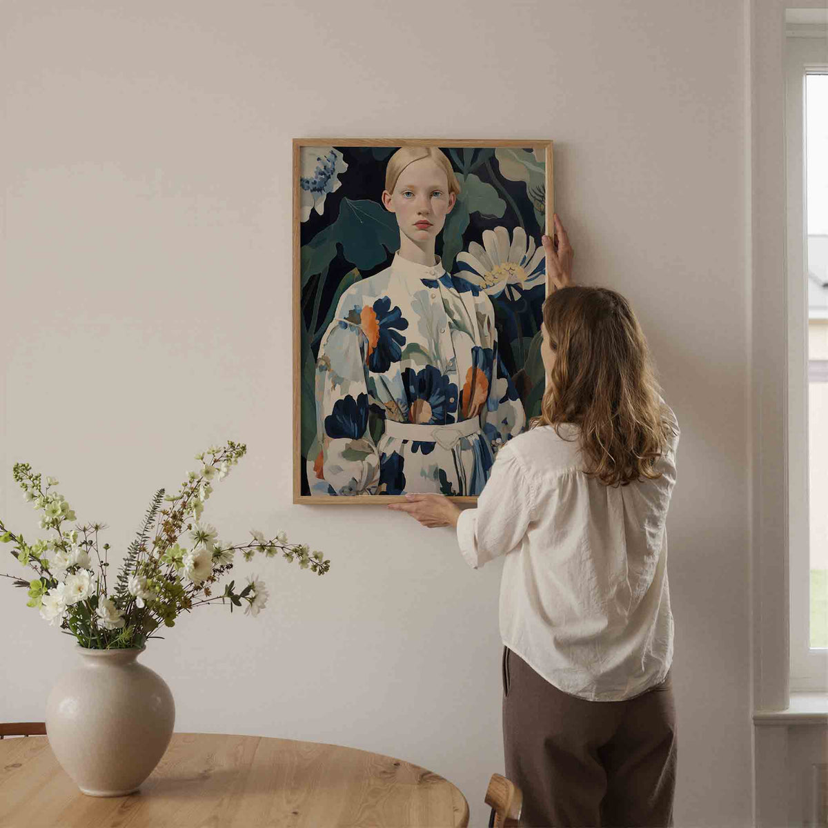 Vrouw met bloemenjurk – botanische wandkunst als portret poster