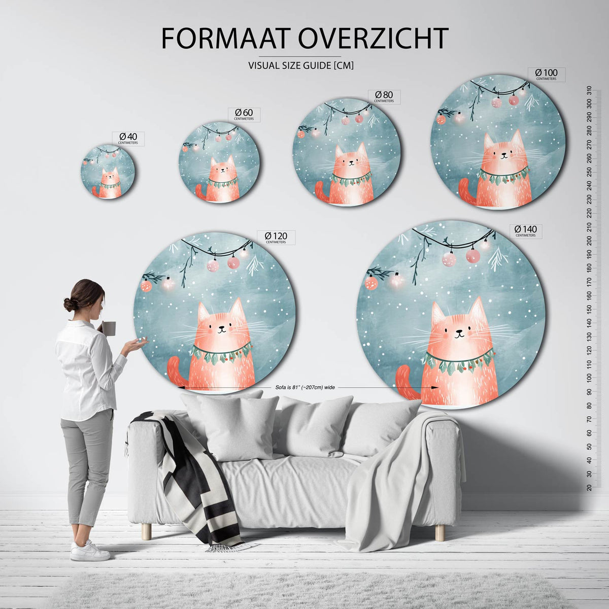 Kerstkat Muurcirkel – extra productweergave – Een oranje kat met een krans van bladeren tegen een blauwe achtergrond met