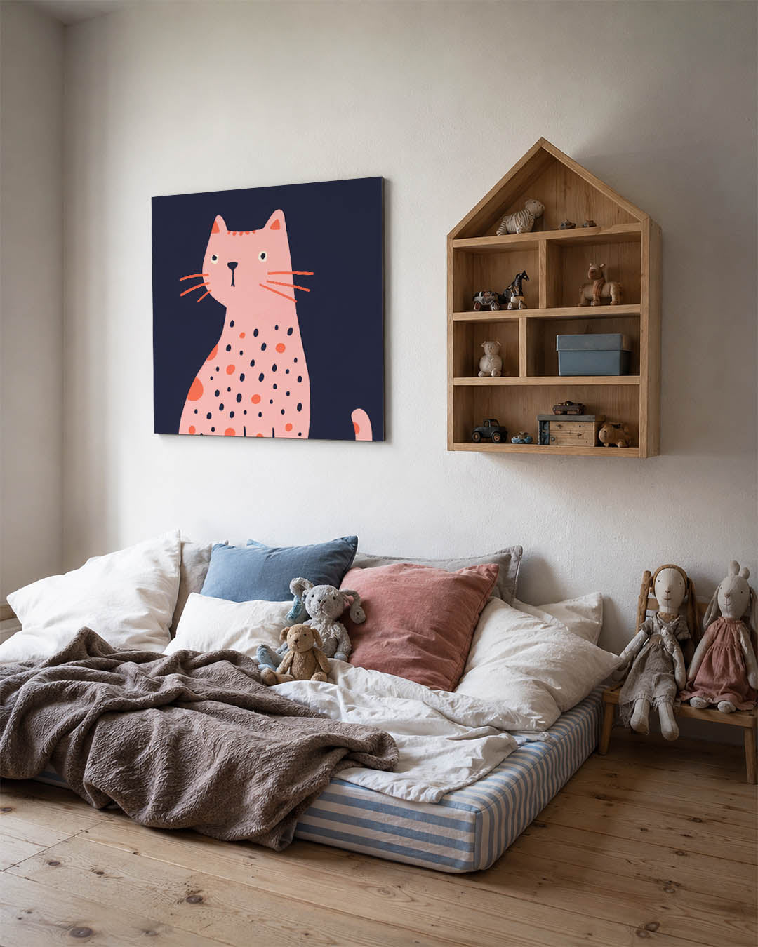 Speelse kat illustratie kunstwerk – derde productweergave – dit werk toont een speelse kat met een roze lichaam en oranje