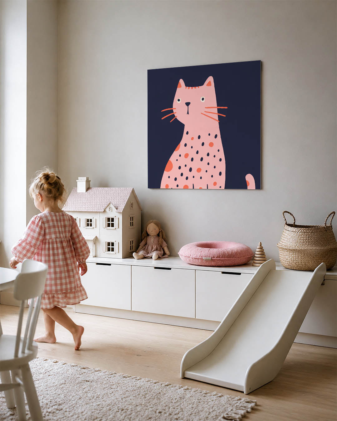 Speelse kat illustratie kunstwerk – tweede productweergave – dit werk toont een speelse kat met een roze lichaam en oranje