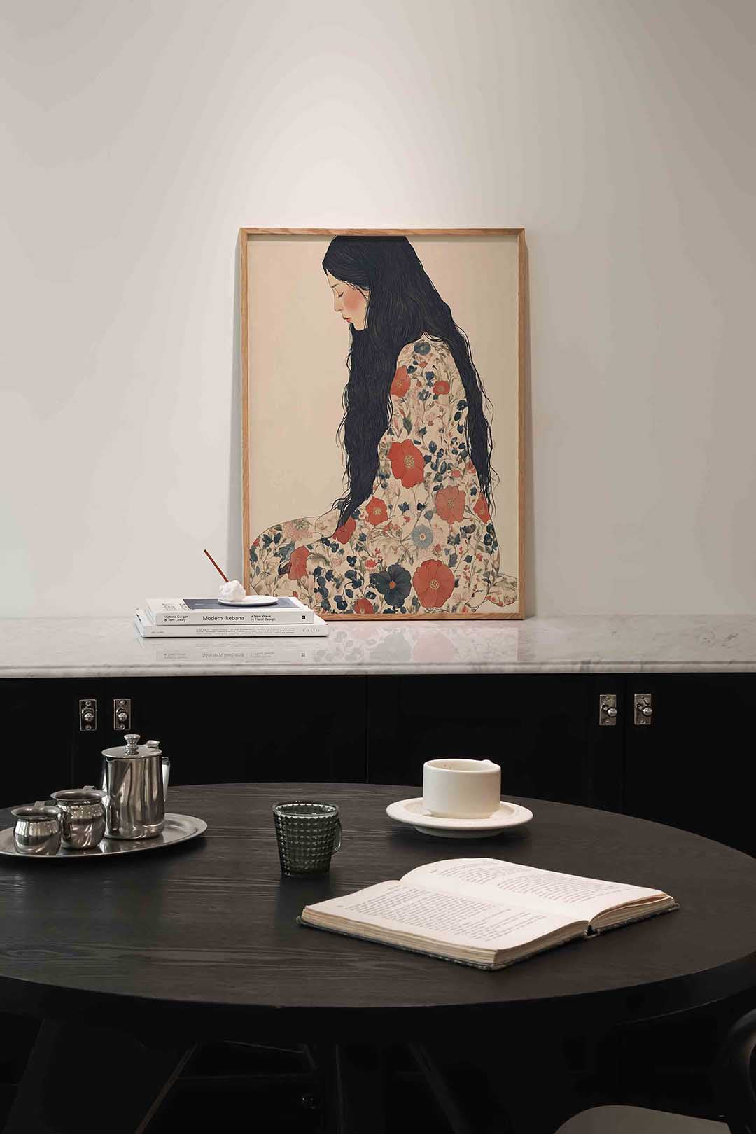 Vrouw met bloemenjurk – moderne poster in staand formaat