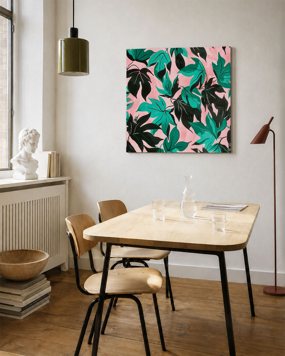 Bladmotief op roze kunstwerk – vierkante wanddecoratie – dit werk toont een levendig patroon van groene en zwarte bladeren